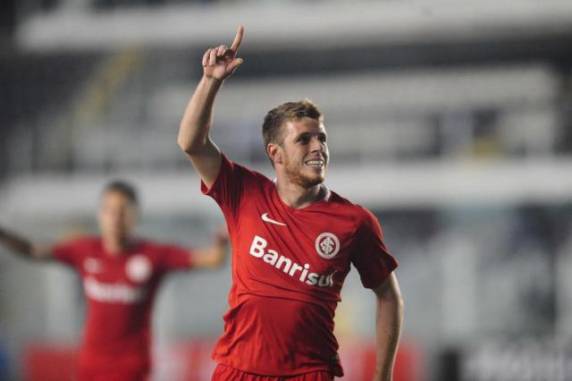 Aylon marcou o gol que colocou o Colorado na segunda colocação