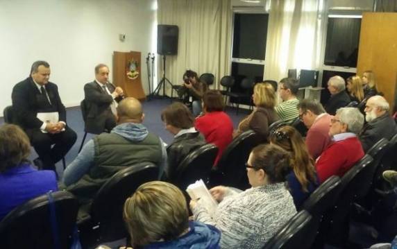 Professores em greve pedem aumento imediato de 13% nos salários