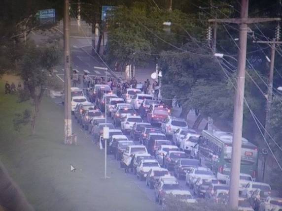 Professores em greve pedem aumento imediato de 13% nos salários