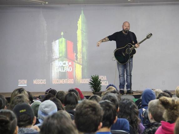 Rock de Galpão na Escola é um projeto que 

visa resgatar a cultura gaúcha através da música
