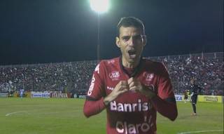 Diogo Oliveira faz o único gol da partida que dá 100% de aproveitamento em casa