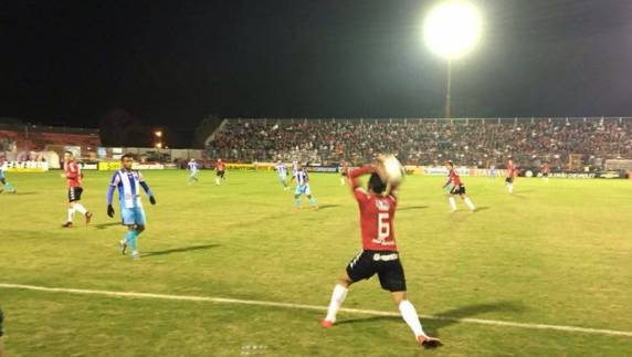 Diogo Oliveira faz o único gol da partida que dá 100% de aproveitamento em casa