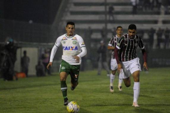 Jogo na Arena Condá teve passes errados de sobra, muita marcação e raras chances de gol. Cícero chegou a marcar para tricolores, mas arbitragem anulou por impedimento