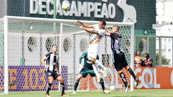Sérgio Vieira acompanha partida em 

um dos camarotes do Independência e vê Osman marcar no triunfo do Coelho sobre o time catarinense e deixar a lanterna do Campeonato Brasileiro