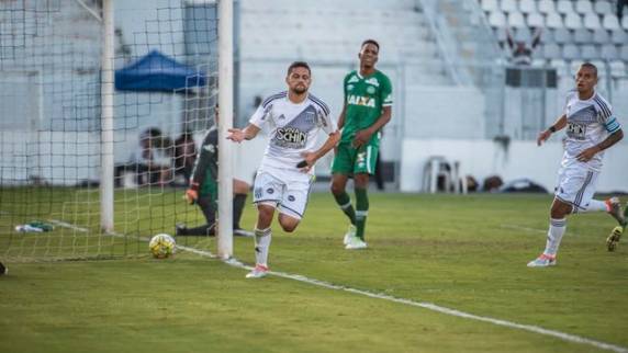 Em jogo equilibrado no Moisés Lucarelli, Pottker entra no segundo tempo e marca o gol da vitória para a Macaca, por 2 a 1; Felipe Azevedo abre o placar na etapa inicial, e 

Arthur Maia faz o da Chapecoense