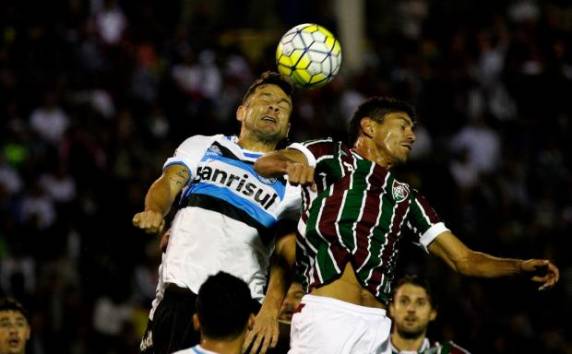 Com um a menos, Tricolor não segurou a pressão dos donos da casa