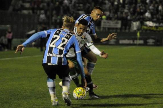 Jogo de seis golas que mostrou mais uma vez as falhas da defesa tricolor