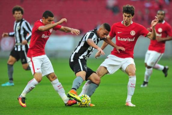 Colorado teve Fabinho expulso no primeiro tempo no Beira-Rio
