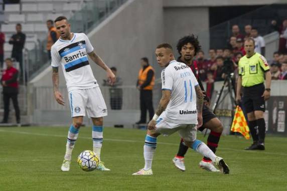 Hernani e André Lima marcaram na vitória por 2 a 0 do time paranaense