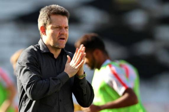 Técnico comandou a equipe em 61 jogos