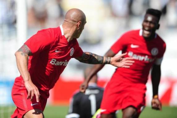 Com atuação muito ruim e um jogador a menos, Colorado buscou o empate aos 37 

minutos da etapa final