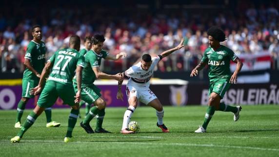 Peruano faz os dois gols do Tricolor depois de o time catarinense abrir 2 a 

0. Com boas defesas, goleiro evita gols que dariam a vitória ao adversário