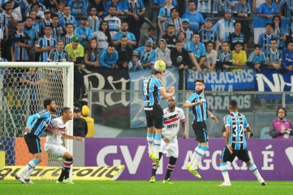 Pressão no time adversário, mas sem gols e 

com vaias no fim do jogo