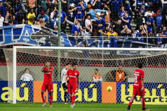 Time mineiro marcou com Sobis, três vezes, e Ábila. Seijas e Alex descontaram