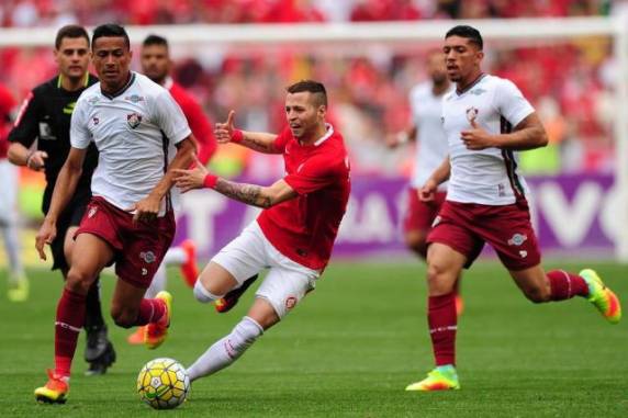 Treinador reclamou de bandeira e teve de deixar o gramado aos 35 do primeiro tempo