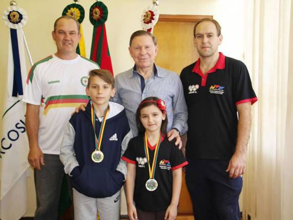 Atletas da 

Academia Vilmar de Taekwondo visitaram o Executivo Municipal