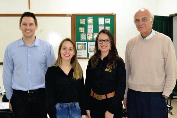 Pesquisa de Andréia Luísa Barth e Camila Wolfer foi realizada na área da irradiação 

solar como fonte de energia renovável através de uma rede neural