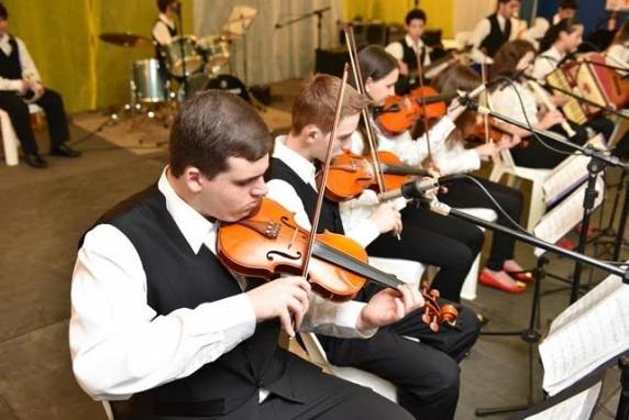 Grupo Vocal Animus 

é regido pelo professor Ernani Gauger e o Conjunto Instrumental por Jurandir de Oliveira Ferreti