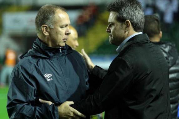 Argel cumprimentou Mano Menezes, técnico do Cruzeiro, pela vitória em cima do Figueirense