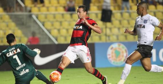 Sobre expulsão de Rafael Silva, técnico interino do Alvinegro conta que atacante pediu para sair, mas jogada 

atrasou substituição, e equipe ficou com 10 em campo