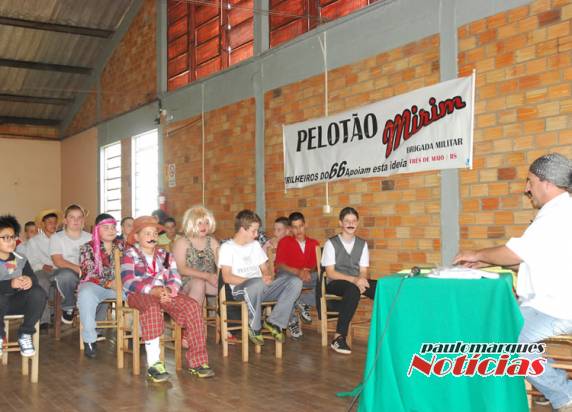 A peça 

Regras de Trânsito é comandada pelo professor 