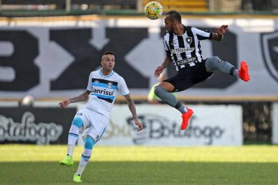 Com 

tropeço, equipe de Roger Machado se afasta dos líderes do Brasileirão