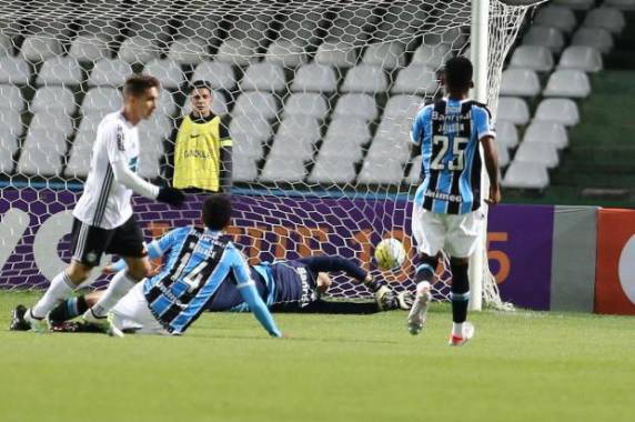 Equipe paranaense dominou completamente o time de Roger Machado