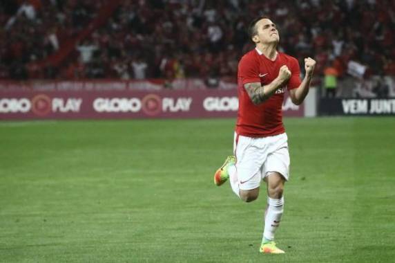 Time de Celso Roth estava há 14 jogos sem vitória no Brasileirão