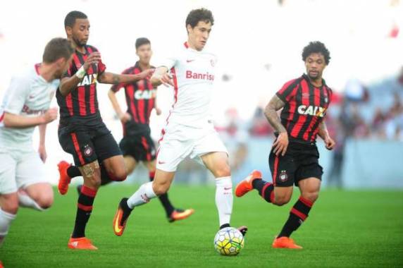 Valdívia marcou o gol colorado, mas falhas permitiram o 2 a 1 para os paranaenses