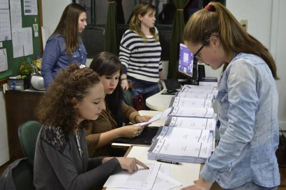 Acadêmicos da disciplina de Infância, Desenvolvimento e Cultura estão auxiliando na coleta de dados de pesquisa de doutoramento de Mônia Silva