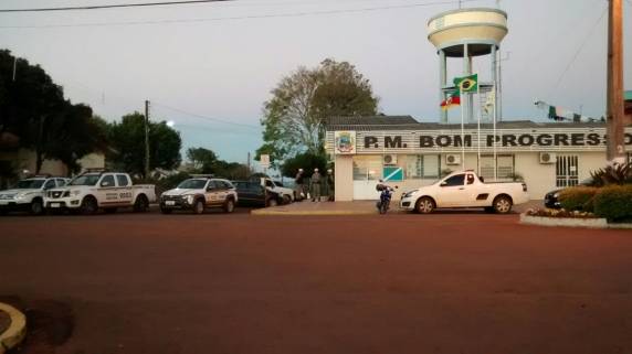 Quatro viaturas com 20 policiais militares estiveram no 

local