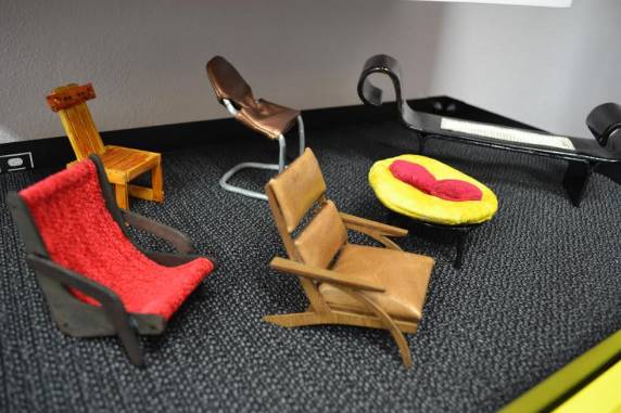 Alunos desenvolvem trabalho completo com base em designers renomados, passando por pesquisa, proposta, escolha de 

materiais e métodos, prototipagem e desenvolvimento do móvel