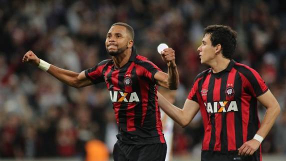 Furacão sai atrás, mas vira com Hernani, Pablo e golaço de Rossetto para manter melhor campanha como mandante e alcançar os 45 pontos; Chape chega à terceira 

derrota seguida (quarto jogo sem vencer) na Série A