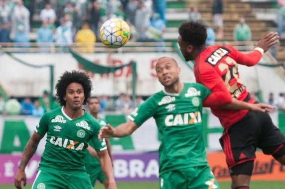 Treinador do Sport está indo para o Corinthians e vê o time jogar mal mais uma vez e perder para a 

Chapecoense