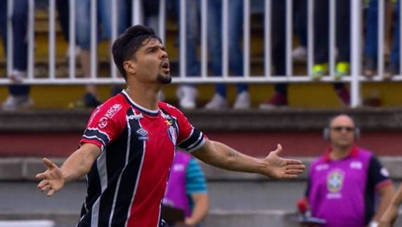 Fernando Viana marca único gol da tarde na Arena Joinville. Time catarinense segue vivo na luta contra 

o rebaixamento, e Tricolor paranaense estaciona no 15° lugar