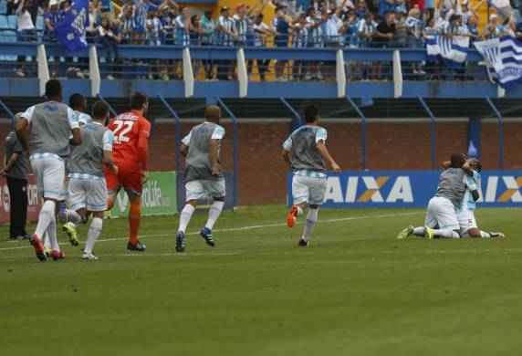 Leão da Ilha não faz grande atuação, mas conta com infelicidade do zagueiro em cruzamento de Capa para fazer 1 a 0. Resultado embola briga pelo G-4 da Série B