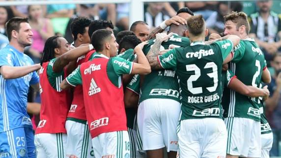 Vitória em Florianópolis combinada com derrota do Flamengo 

faz Verdão retomar folga; time catarinense segue patinando no Z-4 e sai reclamando muito da arbitragem