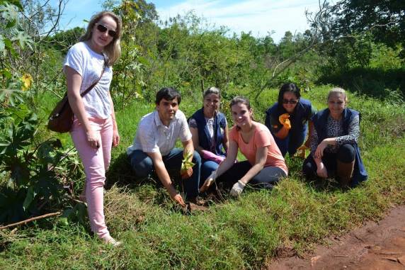 Atividade de limpeza e plantação de árvores para reflorestar as proximidades do córrego foi realizada entre o Bairro Promorar e a Vila Esperança