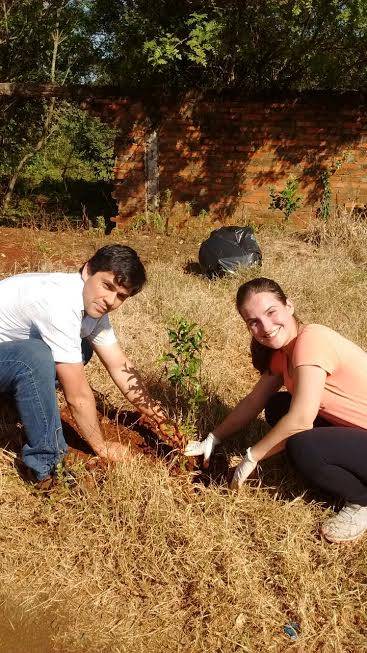 Atividade de limpeza e plantação de árvores para reflorestar as proximidades do córrego foi realizada entre o Bairro Promorar e a Vila Esperança