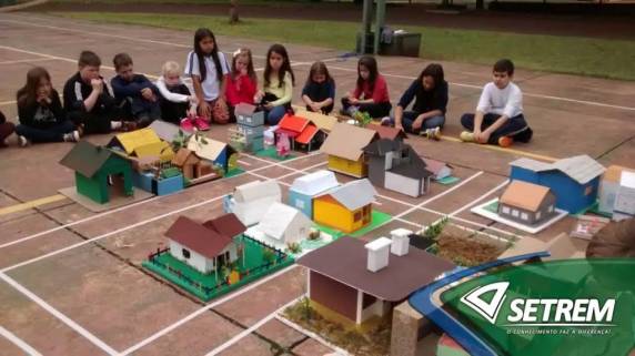Alunos do 3º ano do Ensino Fundamental desenvolveram atividades em sala de aula e, após tour pelo município, montaram uma 

cidade imaginária, com indústrias, residências e comércios