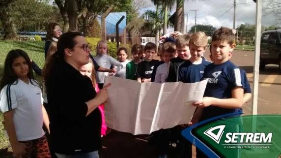 Alunos do 3º ano do Ensino Fundamental desenvolveram atividades em sala de aula e, após tour pelo município, montaram uma 

cidade imaginária, com indústrias, residências e comércios