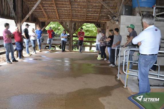 Representantes da Apil/RS conheceram como produtores da região estão mantendo a qualidade do leite, o manejo 

das pastagens, genética de ponta e redução de lucros permitindo aumento da produção e produtividade