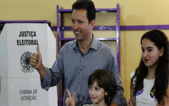 Com 90,44% dos 

votos apurados, candidato do PSDB assegurou a vitória matematicamente às 18h30min deste domingo