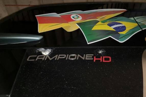 Segundo o diretor de comunicação do clube, por pouco o técnico Mano Menezes não foi atingido