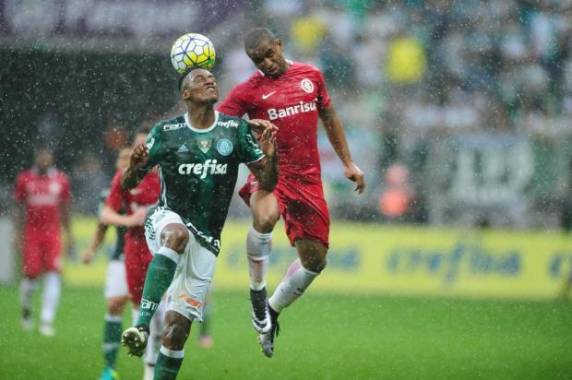 Cleiton Xavier, no primeiro tempo, marcou o gol do jogo em São Paulo