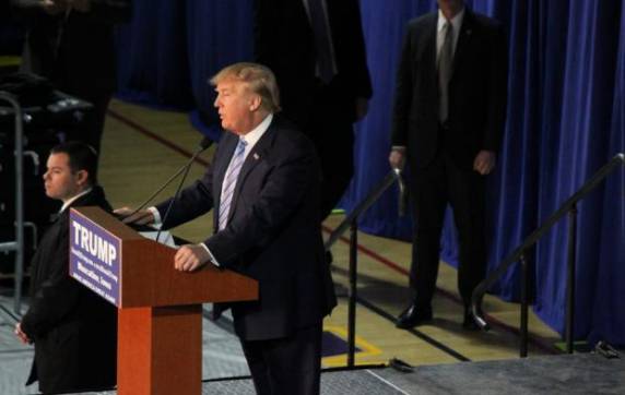 Com fortuna estimada em cerca de US$ 4 bilhões, republicano afirmou que receberá US$ 1 por ano