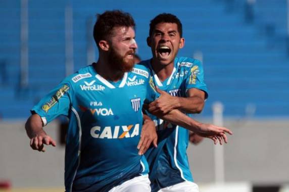 Momento de correr para o abraço: Diego Jardel enlouquece a nação avaiana