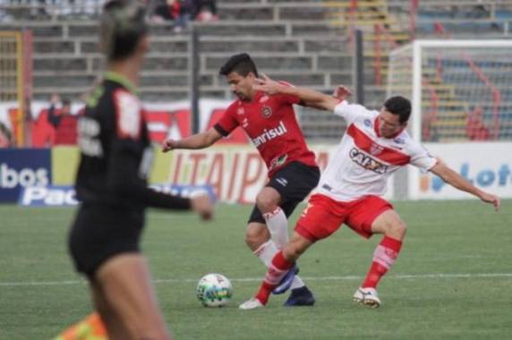 Leandro Camilo fez o único gol da partida em Pelotas