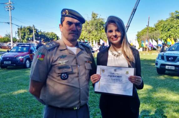 Alexandra Machado Alf recebeu o diploma de Amiga da Brigada Militar das mãos do Major 

Valtair Dorneles, comandante do Batalhão
