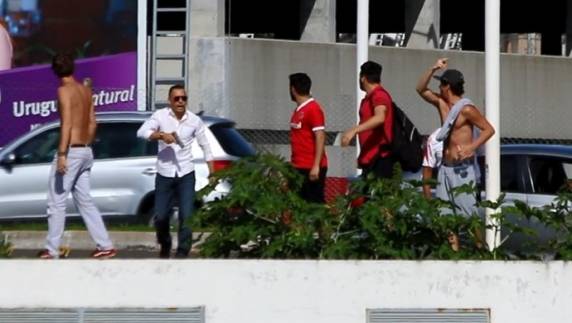 Fãs demonstram revolta com momento do clube, à beira do rebaixamento. Batalhão de Operações Especiais diz que homem é policial militar, mas que não 

estava a serviço